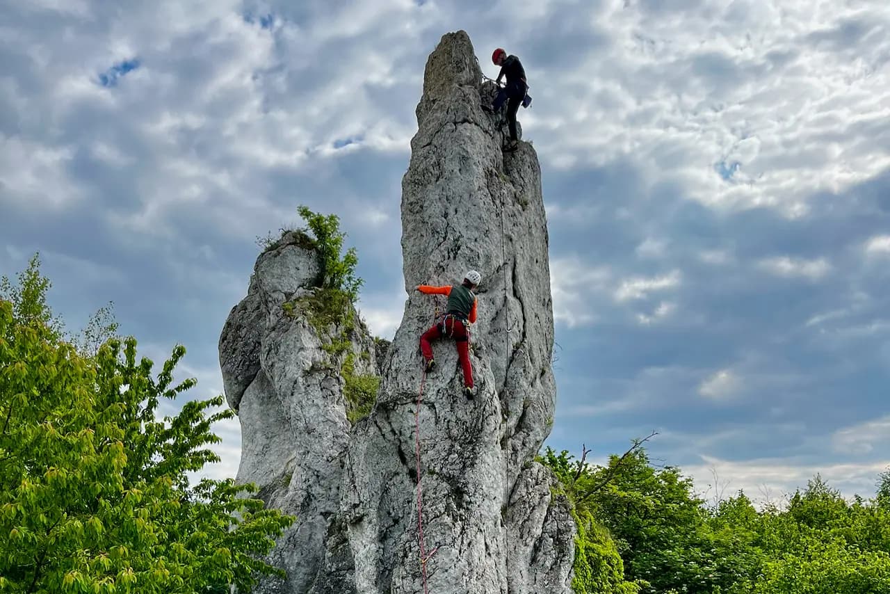 Wspinaczka na skale podczas szkolenia podstawowego — technika i bezpieczeństwo